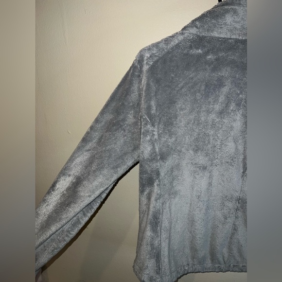 Gray fuzzy North Face jacket - Picture 6 of 6